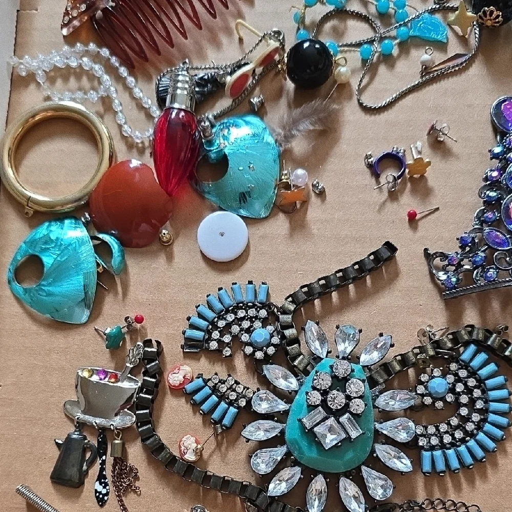 Broken Jewelry Pieces Lot - Picture 5 of 7